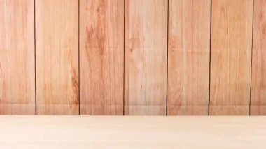 Bir top ahşap bir yüzey boyunca hareket eder