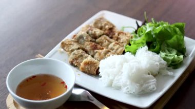 Erişte ve sebzeli leziz Vietnam yemeği.