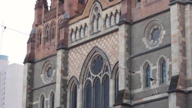 Katedral 'in mimarisi ve kulelerine yakın çekim