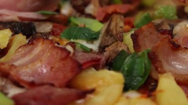 Pastırmalı pizza pişirme işlemine yakın plan..