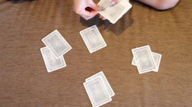 Masada el çırpıyor ve kağıt dağıtıyor.