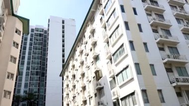 Kamera yukarı doğru eğiliyor gökdelenleri gökyüzüne karşı yakalıyor.