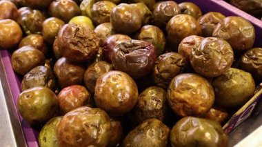 Keşiş meyveleri bir markette tepsilerde dizilmiş.