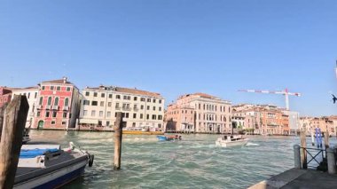 Venedik Kanal Sahnesi Tekne ve binalarla