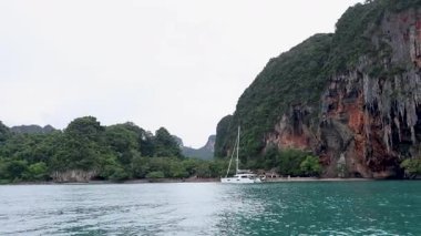 Tayland, Krabi 'de kayalıklardan geçen bir tekne.