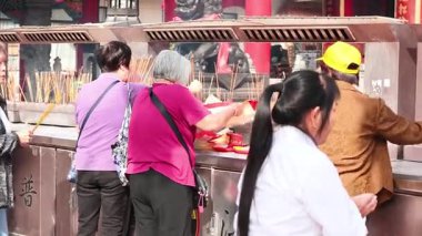 Tapınak sunağında tütsü sunan insanlar