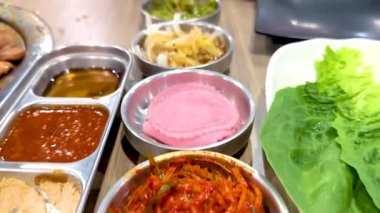 Canlı Bangkok soslu Kore barbeküsü ve ızgara et. Parlak ışıklandırma rengarenk, iştah açıcı sunumu geliştirir