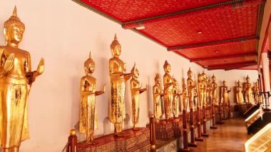 Tapınaktaki altın Buda heykelleri.