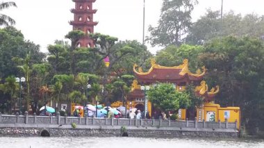 Yağmurda Tran Quoc Pagoda 'yı keşfeden insanlar