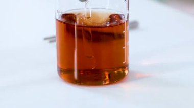 Kimyasal reaksiyon gösterimi sırasında sıvı renk değiştirir