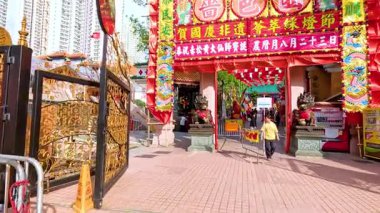 Ziyaretçiler süslü bir tapınak girişine giriyor.