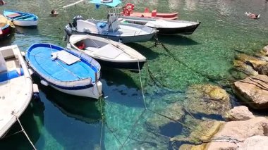 Tekneler Marina Grande 'nin berrak sularına yanaştı