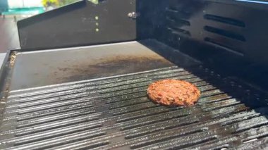 Hamburger köftelerini alevler ve dumanla çeviriyorum.