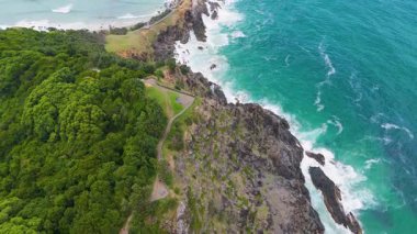 Uçurumların ve okyanus dalgalarının hava görüntüleri
