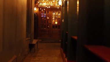 Murphy 'nin hukuk restoranına giden dar bir sokak.
