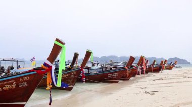 Tekneler manzaralı bir Krabi plajına yanaştı.
