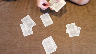 Masada el çırpıyor ve kağıt dağıtıyor.