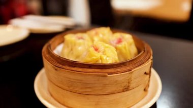 Bambu tenceresinde servis edilen lezzetli hamur tatlısı.