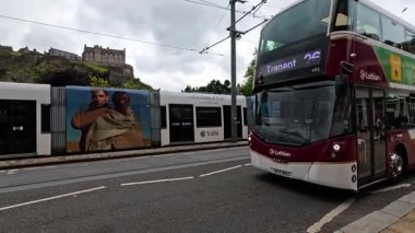 Edinburgh şehir merkezinde otobüs ve tramvaylar