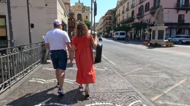 Sorrento 'da gezinen çift, başka bir çiftle karşılaştı.