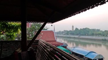 Ayutthaya, Tayland 'da kanal ev teknesi