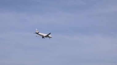 Uçaklar durmaksızın açık gökyüzüne tırmanıyor..