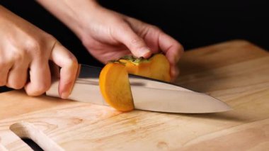 Keskin bir bıçakla hurma dilimleyen eller