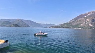 İnsanlar manzaralı dağ zemininde kayıkla geziyorlar.