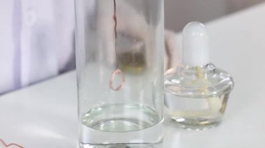 Bakır tel aseton dolu şişede oksitleniyor.