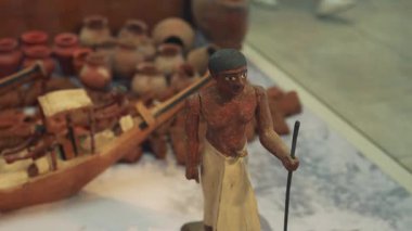 Şekiller ve çömleklerle dolu minyatür bir tekne.