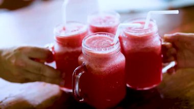 Ellerin cam kavanozlarda karpuz suyu arıyor.