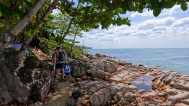 Phuket, Tayland 'da güneşli bir günde kayalık kıyılarda ve yemyeşil verimli bir sahil yürüyüşü