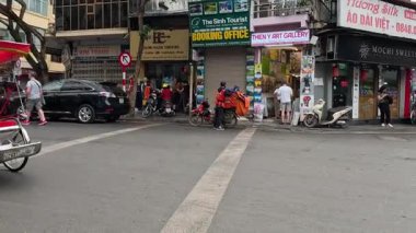 Yoğun bir şehir kavşağında çeşitli trafik