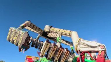 Heyecanlı yolcularla bir panayırda dönüşümlü yolculuk..