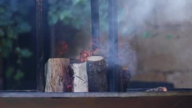 Odunların tutuşması ve duman çıkarması