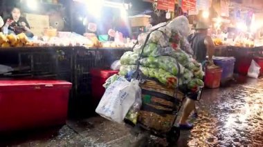 İşlek bir markette satıcılar ve müşteriler