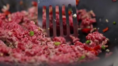 Biftek kızartma hazırlığını tavada sebzeyle yakın plan yap. Canlı renkler ve dinamik pişirme eylemi