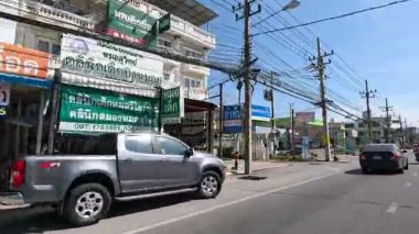 Araçlar şehir kavşağından geçiyor.