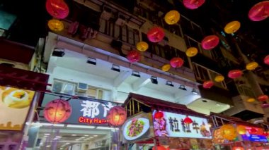 Renkli fenerler hareketli pazar caddesini aydınlatıyor