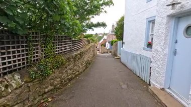 Taş duvarları ve yeşilliği olan tuhaf bir patika.