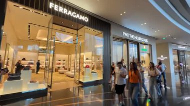 Alışveriş merkezlerinde gezen insanlar.