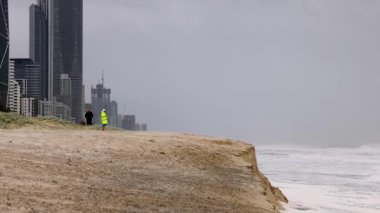 Broadbeach 'de Alfred Kasırgası' nın Pasifik Okyanusu kıyı şeridi üzerindeki etkisini gösteren bir video var.