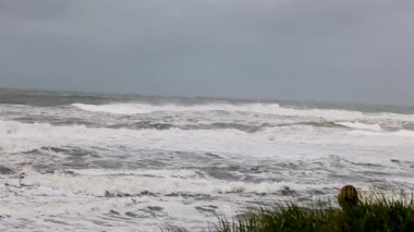 Alfred Kasırgası sırasında kıyıya vuran dalgalar Narrowneck Sahili, Altın Sahili 'nde bulutlu gökyüzünün altında