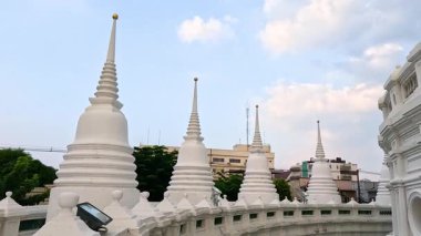 Wat Prayurawongsawas tapınağının yumuşak gün ışığında Bangkok, Tayland 'daki karmaşık beyaz mimarisinin huzurlu bir görüntüsü.