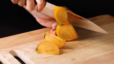 Keskin bir bıçakla hurma dilimleyen eller