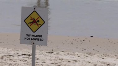 Plajda yüzmeye karşı uyarıda bulun.