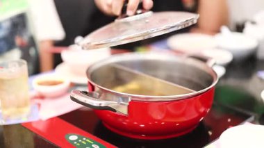 Arkadaşlarımla güveç hazırlıyorum.