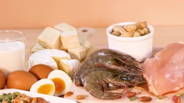 Turuncu arka planda protein yiyecekleri çeşitliliği