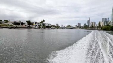 Şehir nehrinde bir tekne turunun ilerici görüntüsü