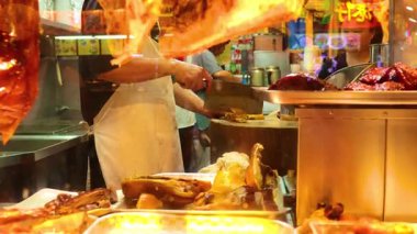 Hong Kong pazarında domuz dilimleme satıcısı.